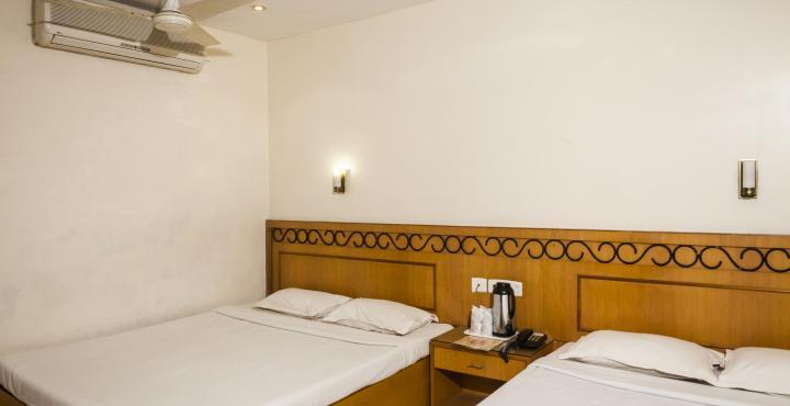Saluja Residency Hotel สิริกุรี ภายนอก รูปภาพ