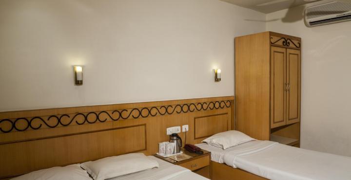 Saluja Residency Hotel สิริกุรี ภายนอก รูปภาพ