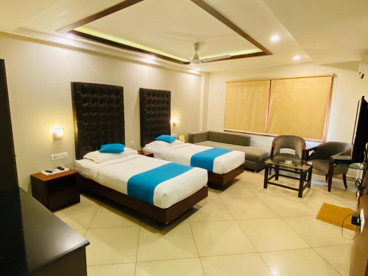 Saluja Residency Hotel สิริกุรี ภายนอก รูปภาพ