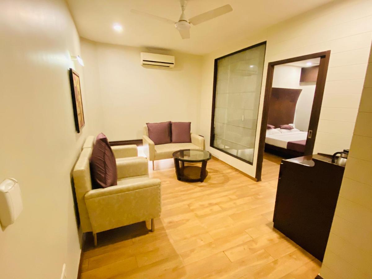 Saluja Residency Hotel สิริกุรี ภายนอก รูปภาพ