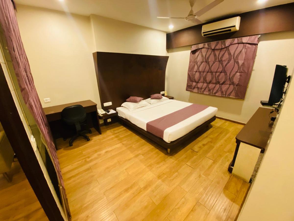 Saluja Residency Hotel สิริกุรี ภายนอก รูปภาพ