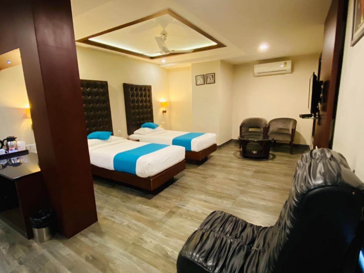 Saluja Residency Hotel สิริกุรี ภายนอก รูปภาพ