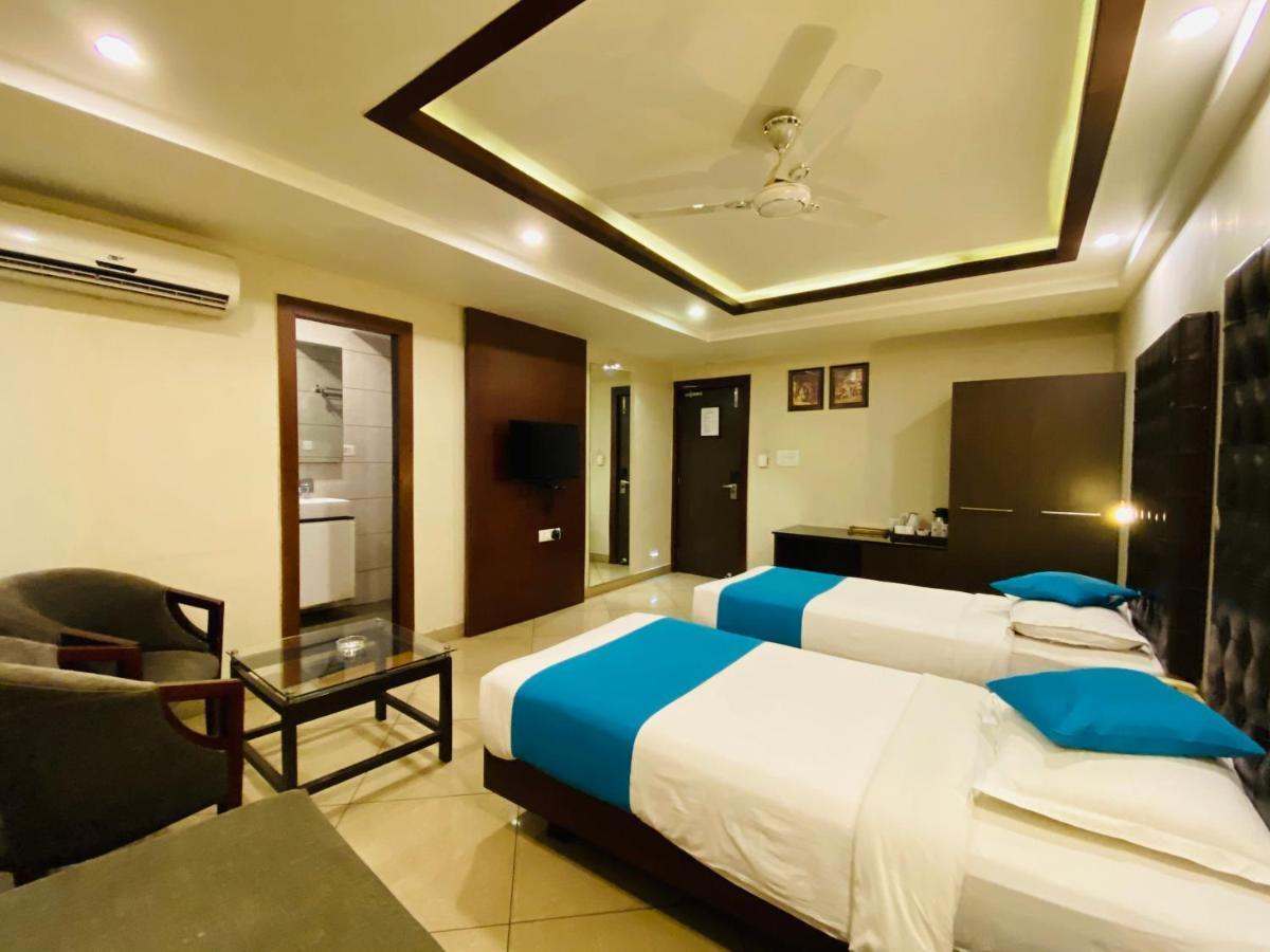 Saluja Residency Hotel สิริกุรี ภายนอก รูปภาพ