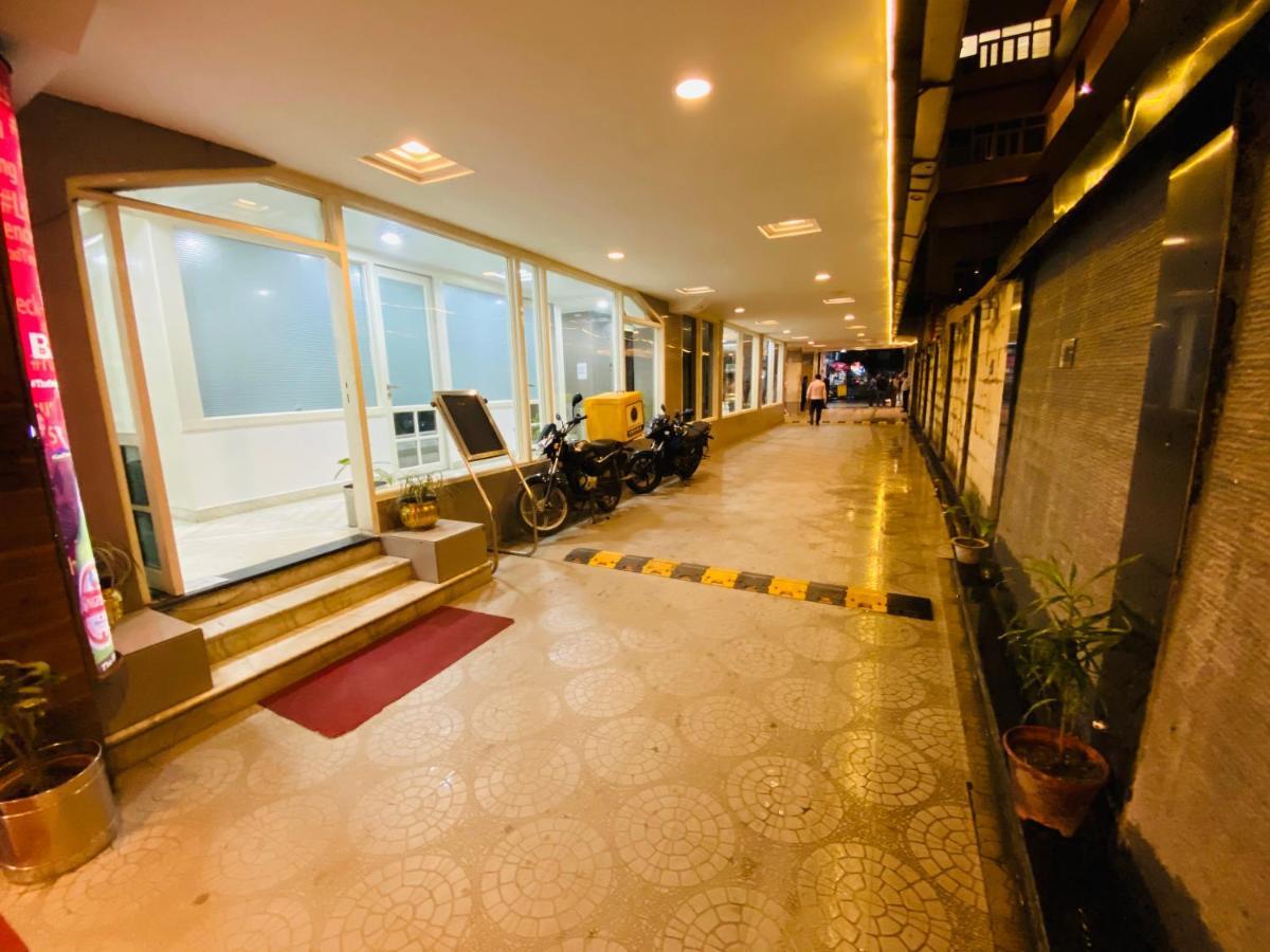 Saluja Residency Hotel สิริกุรี ภายนอก รูปภาพ