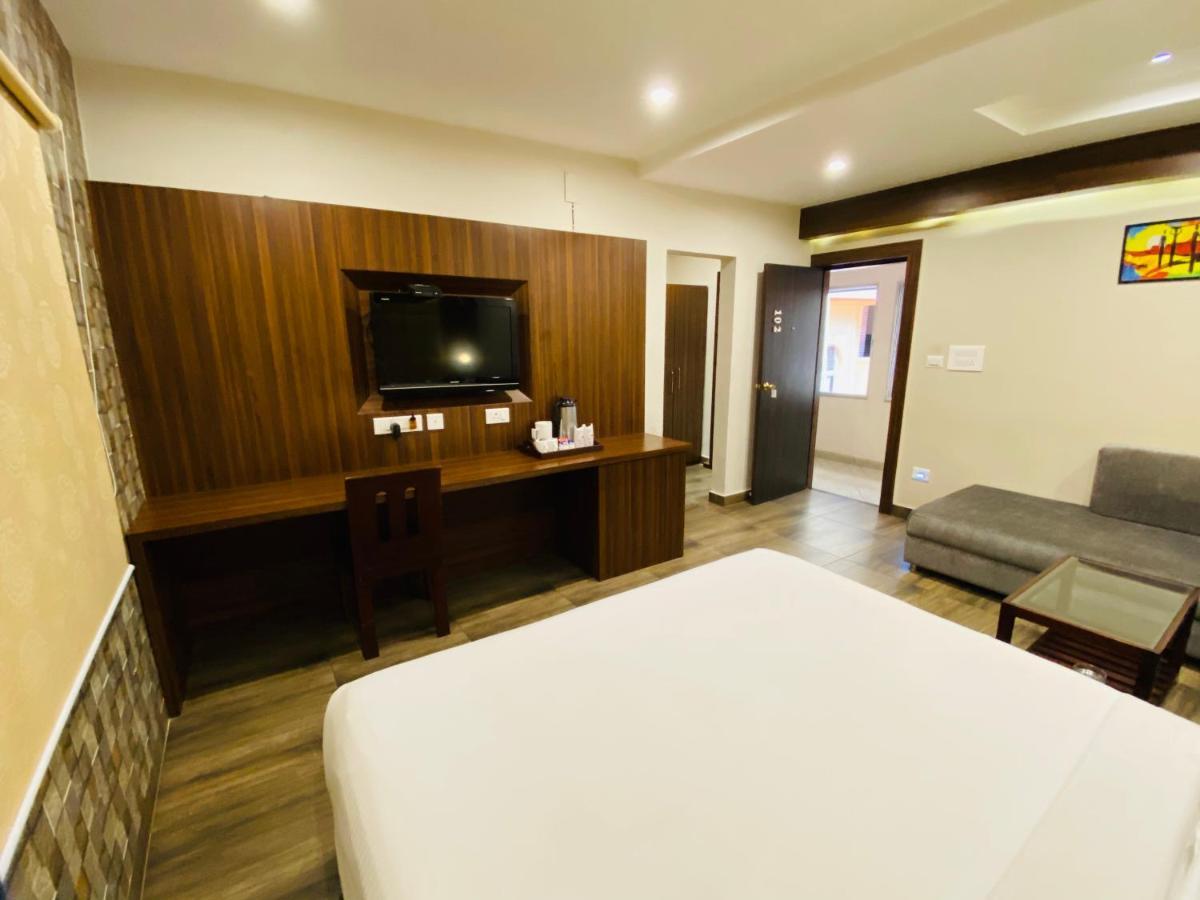 Saluja Residency Hotel สิริกุรี ภายนอก รูปภาพ